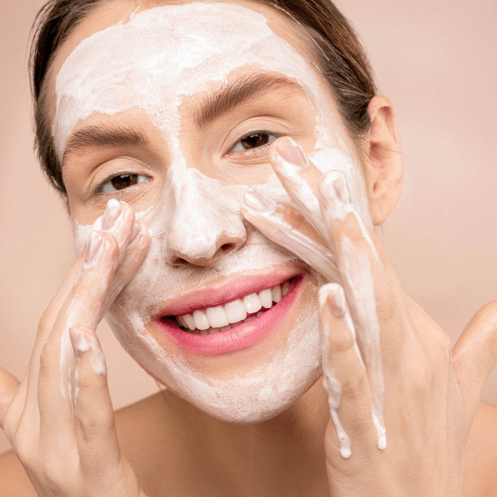 Care este diferenta dintre spuma de curatare si gelul de curatare - WowSkin Romania