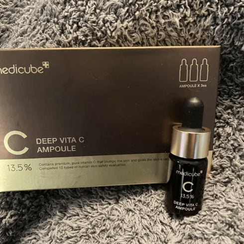 Fiole cu vitamina C pură pentru un tratament premium anti-pete și iluminator, testat dermatologic.
Medicube Deep Vita C Ampoule 2.0 este alegerea perfectă pentru un ten sănătos și luminos. wowskin.ro