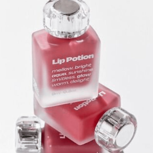 Hidratare și culoare într-un balsam cu luciu modern Sugar Rose
Alternative Stereo Aqua Glow 03 îmbină un pigment subtil roz cu o formulă hidratantă, pentru buze netede și radiante WowSkin Romania