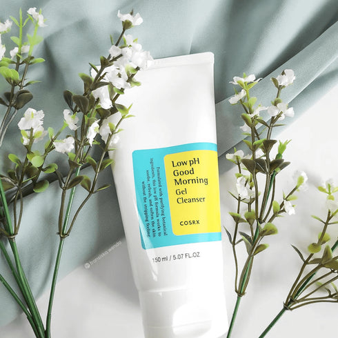 COSRX Low pH Cleanser – bestseller K-beauty, recomandat pentru curățarea eficientă dimineața și seara.
Formulat cu ulei de arbore de ceai și BHA natural pentru un ten curat și neted. wowskin.ro