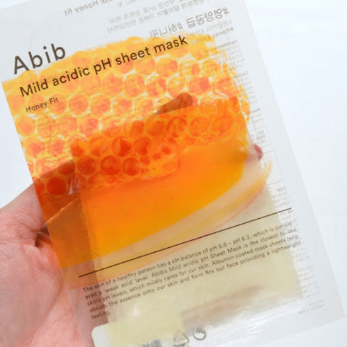 Abib Sheet Mask Honey Fit – mască intens nutritivă cu pH 5.5 și miere naturală
Formulată cu extracte naturale de miere și propolis, această mască tip sheet de la Abib este concepută pentru a hidrata, regenera și calma pielea în profunzime. pH-ul de 5.5 menține echilibrul optim al pielii, ajutând la prevenirea iritațiilor și la întărirea barierei cutanate. Textura sa subțire și aderentă permite o absorbție eficientă a ingredientelor active.