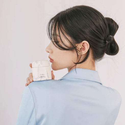 Cu ingrediente active precum adenosina și niacinamida, această cremă oferă fermitate intensă și o textură netedă, fără efect gras. wowskin.ro