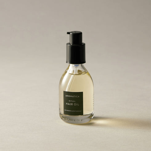 Bucură-te de un păr mătăsos cu Aromatica Ritual Hair Oil, bogat în ingrediente botanice hrănitoare. Ideal pentru îngrijirea zilnică și protecție împotriva agresiunilor externe.