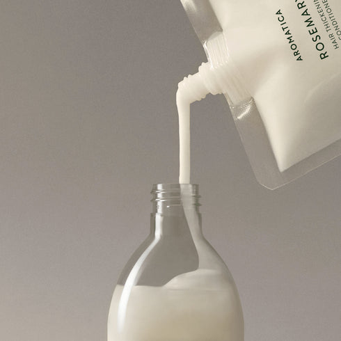 Aromatica Rosemary Conditioner îngroașă firul de păr, oferind volum și rezistență. Ideal pentru îngrijirea naturală a părului fin și deteriorat.