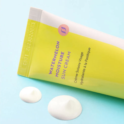 Protejează-ți pielea de razele UV și menține hidratarea cu această cremă solară cu pepene roșu, fără alcool și parfum iritant. wowskin.ro