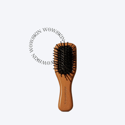 Aromatica Wooden Scalp Brush S stimulează circulația scalpului și îmbunătățește sănătatea părului. Peri din lemn natural ideali pentru un masaj blând și relaxant.