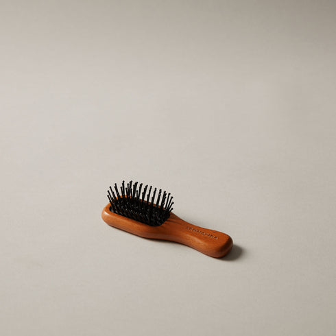 Descoperă beneficiile unui scalp sănătos cu peria de lemn Aromatica pentru scalp, mărimea S. Reduce stresul, exfoliază ușor și favorizează creșterea părului.