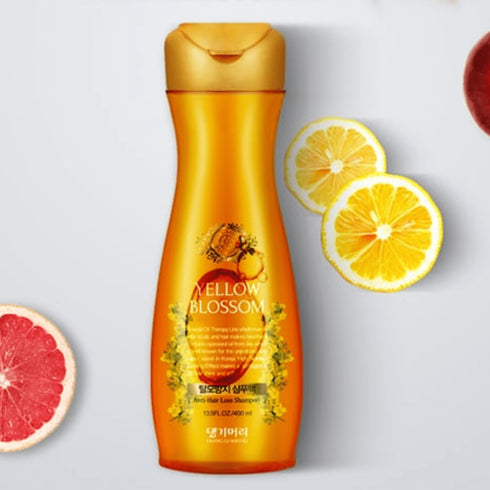 Șamponul Yellow Blossom Anti-Hair Loss de la Daeng Gi Meo Ri, prezentat într-un ambalaj atractiv de 400 ml, este o alegere excelentă pentru cei care se confruntă cu căderea părului. Cu o formulă inovatoare ce include ulei de semințe de rapiță, renumit pentru beneficiile sale nutritive, acest șampon nu numai că curăță eficient, dar oferă și un tratament împotriva căderii părului. Ingredientele selectate cu grijă ajută la revitalizarea și fortificarea rădăcinii părului,