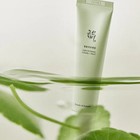 Beauty of Joseon Centella Serum mini – soluția perfectă pentru calmarea pielii stresate. Formula cu extract de Centella Asiatica și antioxidanți îmbunătățește textura și luminozitatea tenului. wowskin.ro