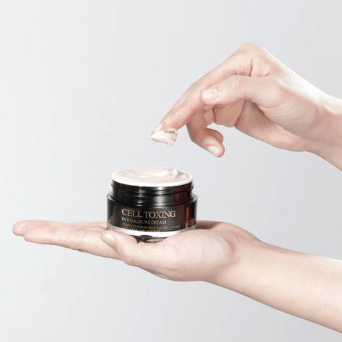 Reîntineriți-vă pielea cu CELL TOXING DERMAJOURS CREAM de la MEDPEEL, o cremă nutritivă de lux, plină de extracte de celule vegetale. Această formulă extrem de concentrată este concepută pentru a hrăni în profunzime, asigurând un ten plin de vitalitate și tinerețe. Borcanul sofisticat înglobează esența îngrijirii avansate a pielii, promițând să ofere hidratare și revitalizare intense.