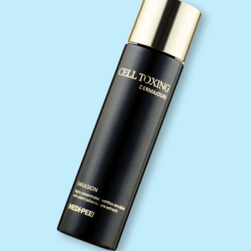 Îmbunătățiți-vă regimul de frumusețe cu CELL TOXING DERMAJOURS EMULSION de la MEDPEEL. Această emulsie nutritivă cu concentrație ridicată este formulată cu extracte avansate de calus vegetal, concepute pentru a oferi un tratament de îngrijire intensivă care revitalizează și hidratează pielea. Flaconul negru elegant, elegant, cu accente aurii, vorbește despre calitatea premium a produsului, făcându-l un accesoriu elegant pentru orice colecție de îngrijire a pielii.