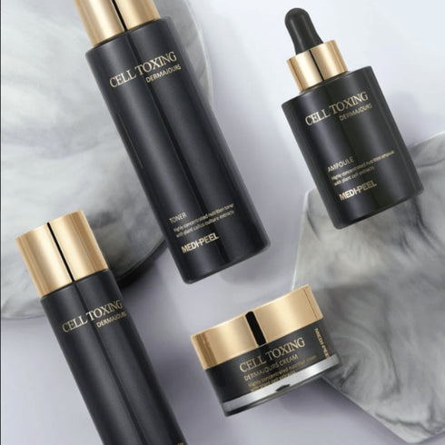 Ridicați-vă rutina de înfrumusețare cu setul CELL TOXING DERMAJOURS ESSENTIAL SET de la MEDPEEL. Infuzat cu extracte de culturi de calus din plante, acest kit include o fiolă, un toner, o emulsie și o cremă pentru o îngrijire nutritivă completă a pielii. Ambalajul elegant de culoare navy și auriu promite un amestec de lux și eficacitate, perfect pentru cei care caută o experiență premium de îngrijire a pielii