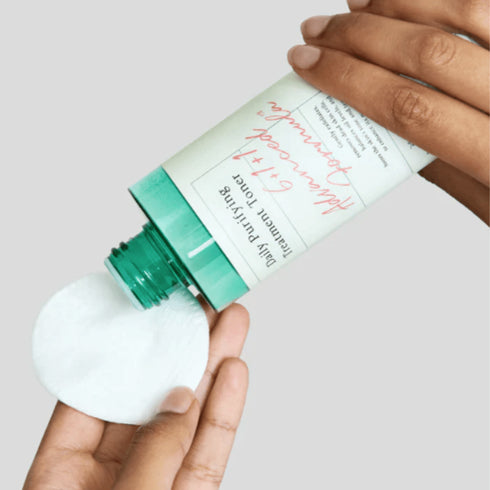 Obține o piele clară și luminoasă cu AXIS-Y Daily Purifying Toner. Formula vegană calmează, purifică și regenerează tenul problematic.