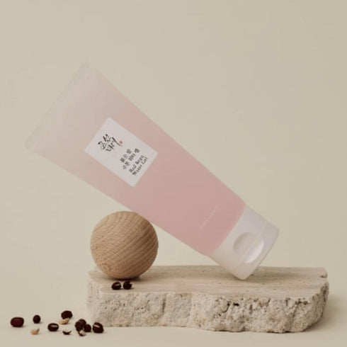 Beauty of Joseon Red Bean Water Gel este soluția perfectă pentru hidratare fără senzație grasă. Conține antioxidanți ce revitalizează pielea și oferă un finish mat. wowskin.ro