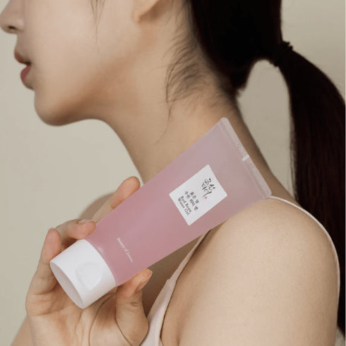 Red Bean Water Gel de la Beauty of Joseon hidratează profund și controlează luciul pielii. Perfect pentru rutina coreeană de îngrijire a tenului gras. wowskin.ro