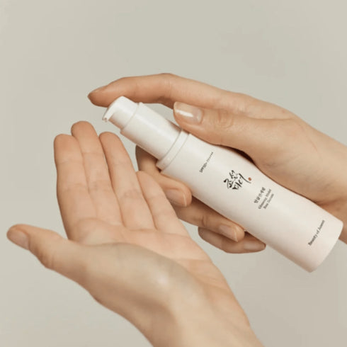 Protejează-ți pielea cu un serum cu SPF 50+ care îmbină skincare-ul cu protecția solară.
Beauty of Joseon Ginseng Moist Sun Serum este ideal pentru tenul sensibil și mixt. wowskin.ro