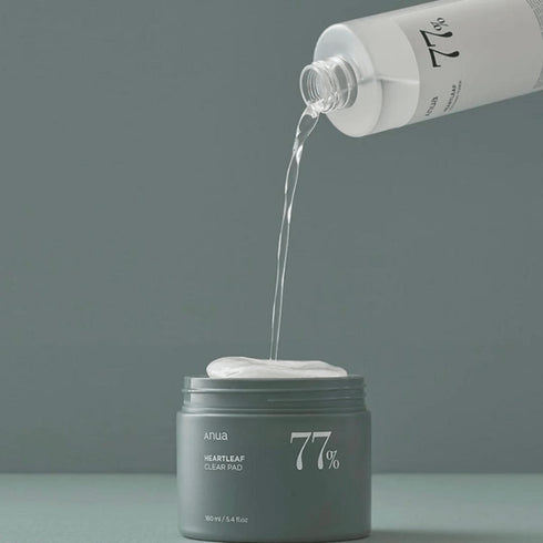 Anua Heartleaf 77% Toner Pads oferă curățare rapidă și pregătirea ideală a pielii pentru ser sau cremă. Calmează roșeața și împrospătează instant tenul.