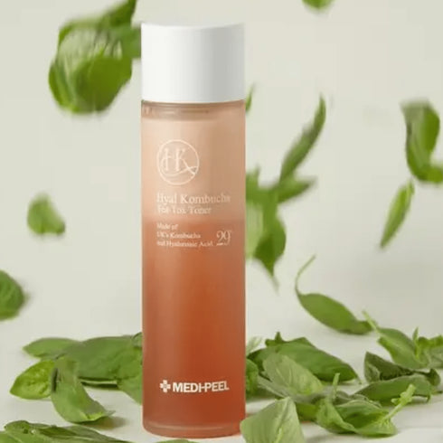 Începeți regimul de îngrijire a pielii cu atingerea revitalizantă a tonicului HYAL KOMBUCHA TEA-TOX TONER de la MEDIPEEL. Infuzat cu bunătățile Kombucha din Marea Britanie și acid hialuronic, acest tonic hidratează și pregătește pielea, asigurând un ten echilibrat și împrospătat. Flaconul cu gradient reflectă potența tonicului, promițând o experiență liniștitoare și hidratantă.
