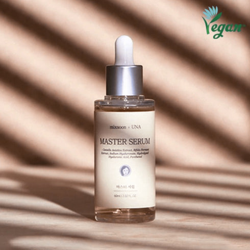 Master Serum Dezlănțuiți puterea naturii cu serul MASTER Serum de la Mixsoon x UNA, un amestec puternic de extract de Centella Asiatica, Bifida Ferment Lysate, hialuronat de sodiu și pantenol. Acest elixir este creat pentru a vă revitaliza și hrăni pielea, promovând un echilibru armonios și o strălucire radiantă. Îmbrățișați proprietățile hidratante și calmante ale serului MASTER Serum pentru un ten suplu și cu aspect tânăr