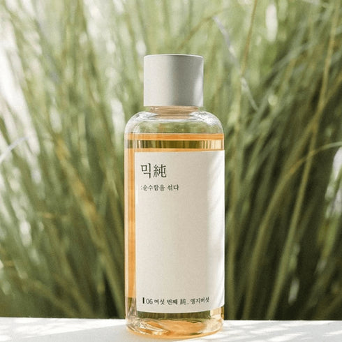 Mixsoon Reishi Mushroom Essence Experimentează puterea naturală a Reishi Mushroom Essence de la Mixsoon. Această esență premium de 100ml este formulată cu extract de ciupercă Reishi, cunoscută pentru beneficiile sale pentru piele. Reishi Mushroom Essence ajută la hidratarea profundă a pielii, reducerea inflamației și promovarea unui ten sănătos și strălucitor. Cu o absorbție rapidă și o textură ușoară, această esență se integrează perfect în rutina ta de îngrijire