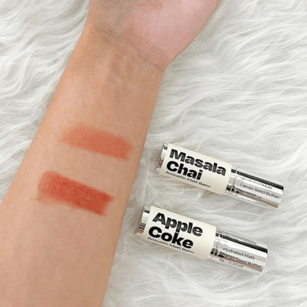 Creează un look cozy și rafinat cu Lip Balm Masala Chai de la Alternative Stereo.
Textura sa mată nu usucă buzele, oferind hidratare și stil. WowSkin Romania