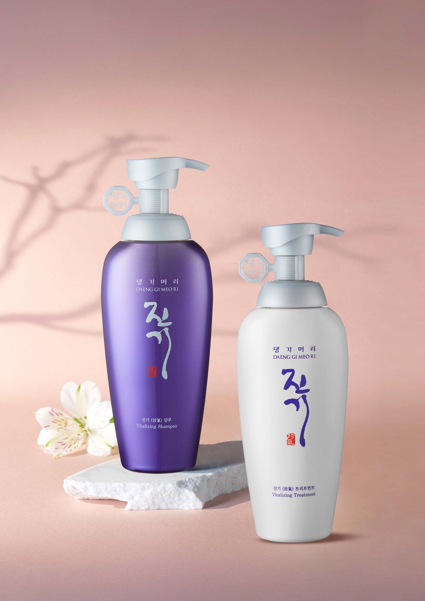  Șamponul vitalizant Daeng Gi Meo Ri: Revigorați-vă părul și scalpul cu acest șampon bogat în ingrediente nutritive și revitalizante. Formulat cu extracte tradiționale coreene, acest șampon lucrează pentru a întări rădăcinile părului și a stimula creșterea, lăsând părul mai plin și mai sănătos. Volumul de 500 ml este perfect pentru călătorii sau pentru a testa produsul înainte de a face un angajament pentru dimensiunea completă. Includeți acest șampon Daeng Gi Meo Ri în rutina dvs. de îngrijire a părului