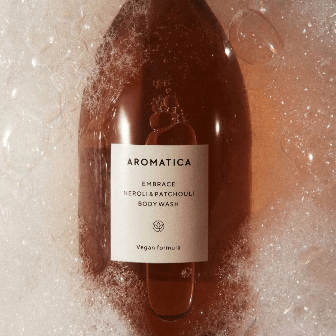 Gelul de duș Aromatica Embrace cu Neroli și Patchouli revitalizează simțurile și menține hidratarea naturală a pielii. Formulă vegană, fără sulfați, pentru utilizare zilnică.
