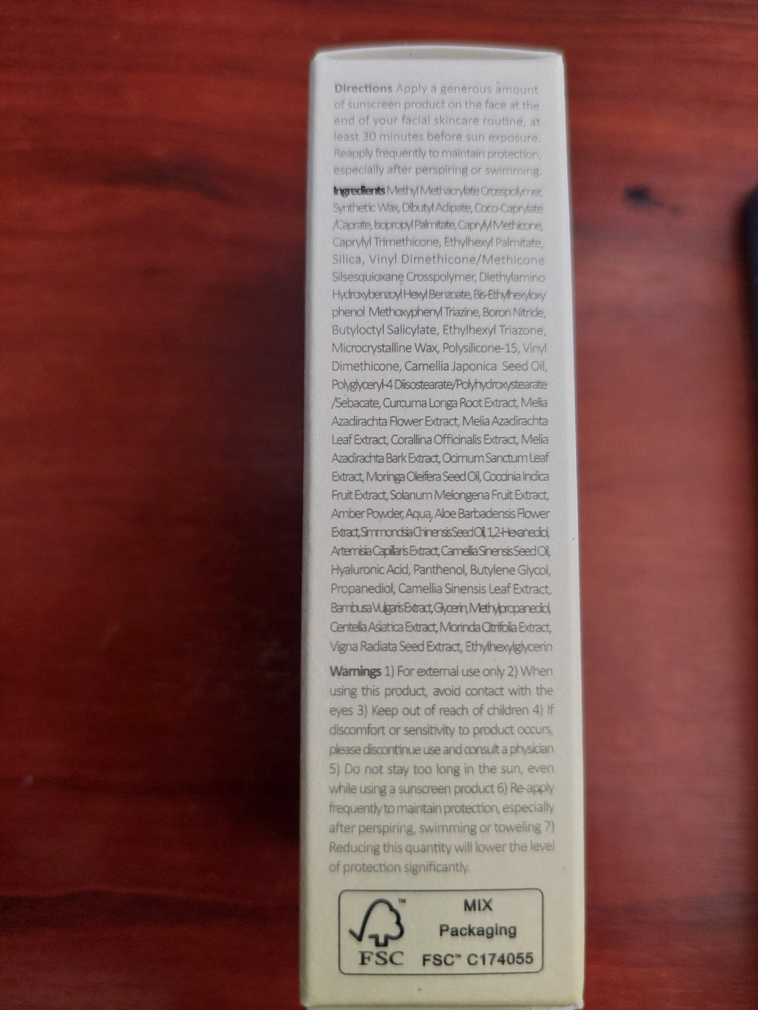 Cremă solară solidă cu efect matifiant, perfectă pentru ten predispus la exces de sebum.
Beauty of Joseon SPF50+ stick se aplică ușor, fără să strice machiajul. wowskin.ro 