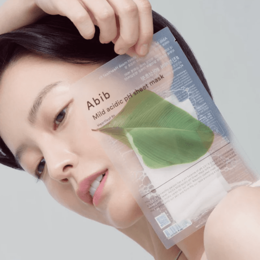 Abib Heartleaf Fit Sheet Mask – pH echilibrat + calmare intensivă pentru pielea reactivă
Această mască coreeană cu Houttuynia Cordata are un pH optim de 5.5, susținând flora naturală a pielii și ajutând la combaterea bacteriilor care cauzează iritații sau acnee. Perfectă pentru ten gras, mixt sau sensibil, masca oferă un efect calmant vizibil după o singură utilizare. Materialul subțire și aderent ajută la absorbția rapidă a ingredientelor. wowskin.ro