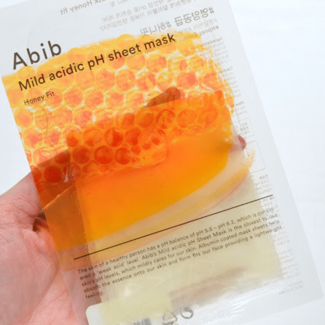 Abib Sheet Mask Honey Fit – mască intens nutritivă cu pH 5.5 și miere naturală
Formulată cu extracte naturale de miere și propolis, această mască tip sheet de la Abib este concepută pentru a hidrata, regenera și calma pielea în profunzime. pH-ul de 5.5 menține echilibrul optim al pielii, ajutând la prevenirea iritațiilor și la întărirea barierei cutanate. Textura sa subțire și aderentă permite o absorbție eficientă a ingredientelor active.