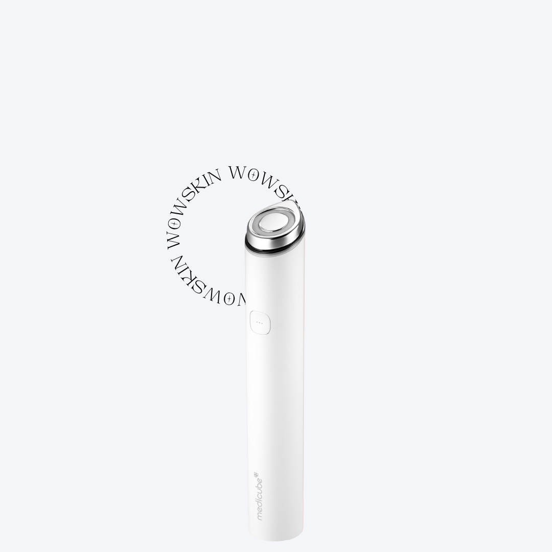 Transformă rutina de skincare cu Medicube MINI AGE-R Booster Alb, un dispozitiv 2 în 1 care sporește absorbția serurilor și stimulează regenerarea pielii. wowskin.ro