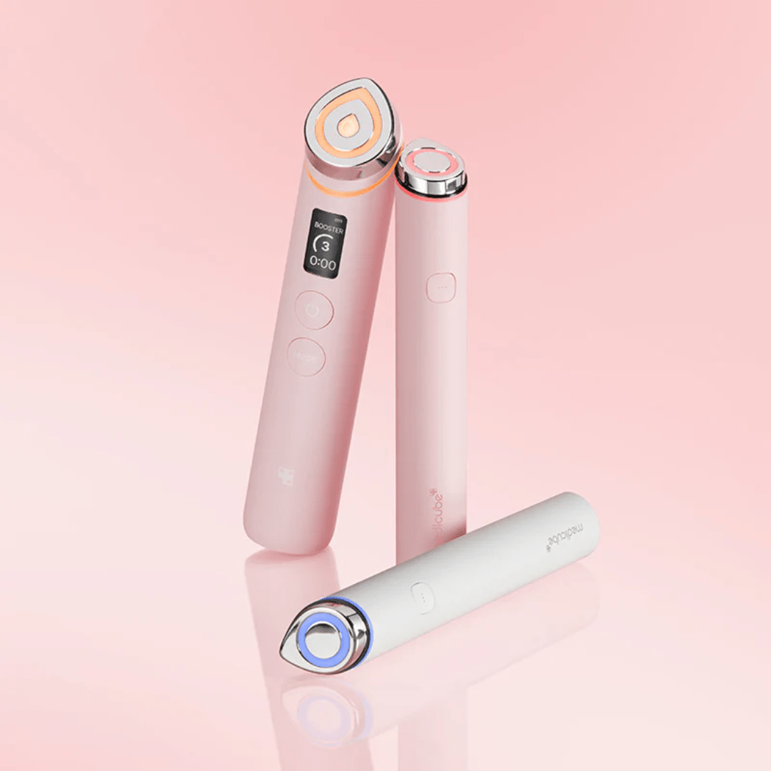 Dispozitivul roz Medicube MINI folosește microcurenți pentru stimularea colagenului și îmbunătățirea texturii pielii. Frumos, compact și performant! wowskin.ro