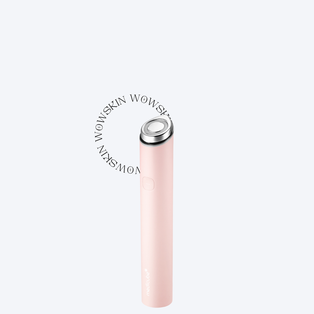 Medicube MINI AGE-R Booster PINK este dispozitivul 2 în 1 care intensifică absorbția produselor și oferă un efect de lifting blând, ideal pentru ten sensibil. wowskin.ro