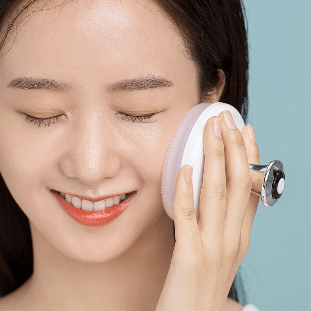 Design ergonomic și compact – perie de curățare a feței coreeană pe care o poți folosi acasă ca la salon. wowskin.ro