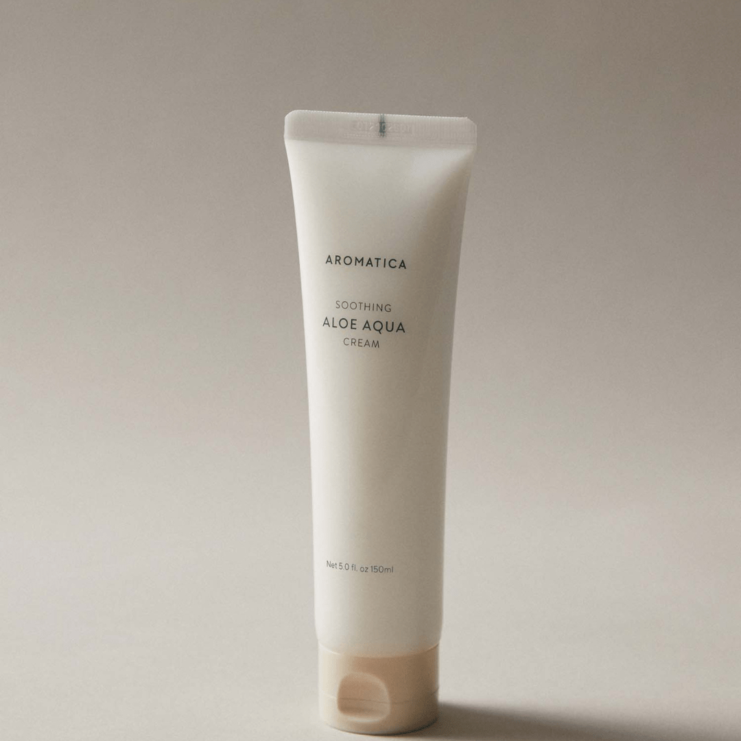 Redu roșeața și disconfortul pielii cu crema hidratantă Aromatica cu aloe vera. Textura gel-cremă oferă prospețime și calmare pentru pielea expusă la soare sau stres.