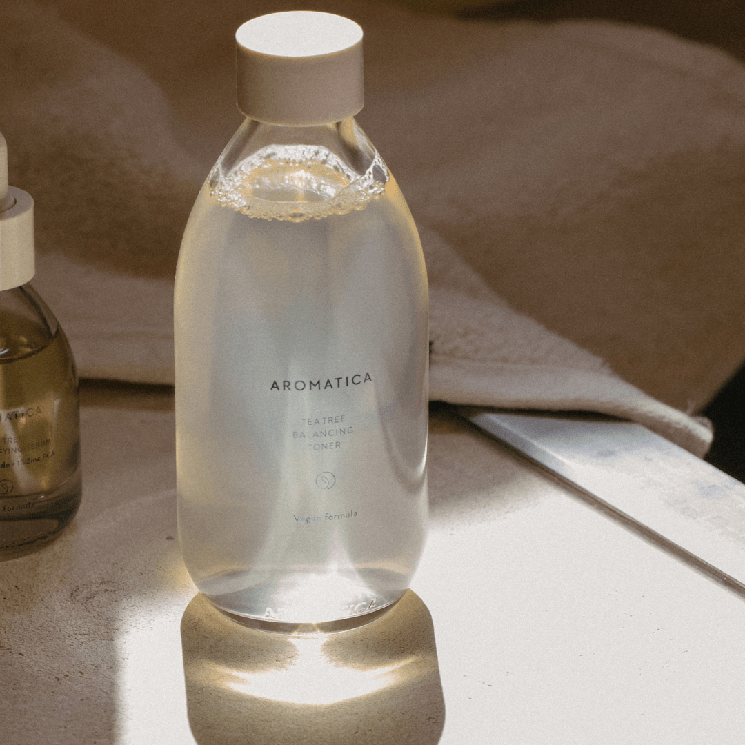Obține un ten curat și revitalizat cu Aromatica Tea Tree Toner, perfect pentru pori dilatați și piele predispusă la acnee.