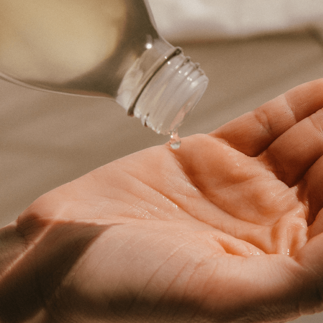 Tonerul echilibrant Aromatica cu Tea Tree oferă hidratare ușoară și efect antibacterian. Recomandat pentru rutina zilnică a pielii grase.