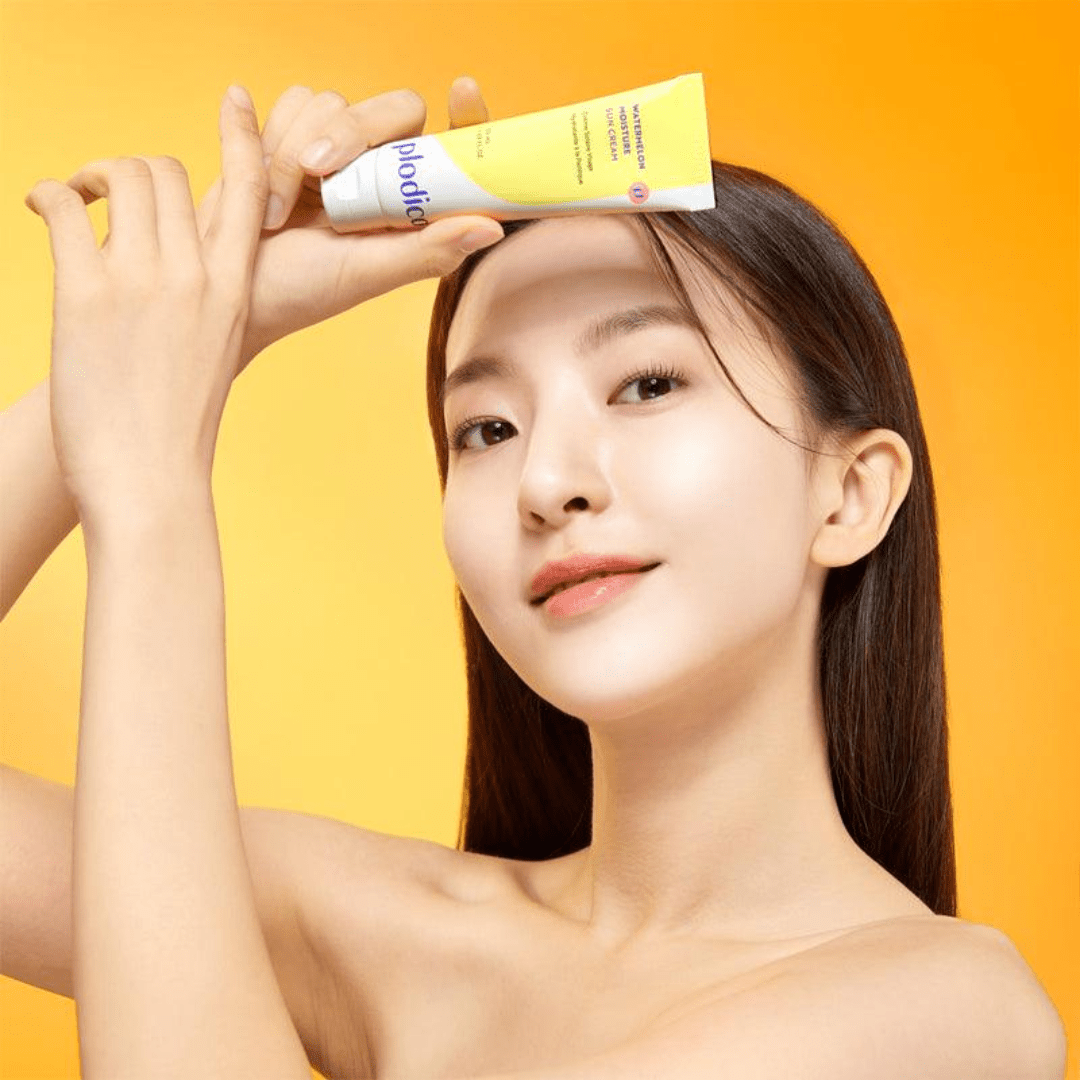 Watermelon Moisture Sun Cream îmbină protecția UV cu îngrijirea pielii – calmează, revitalizează și nu lasă peliculă albă. wowskin.ro