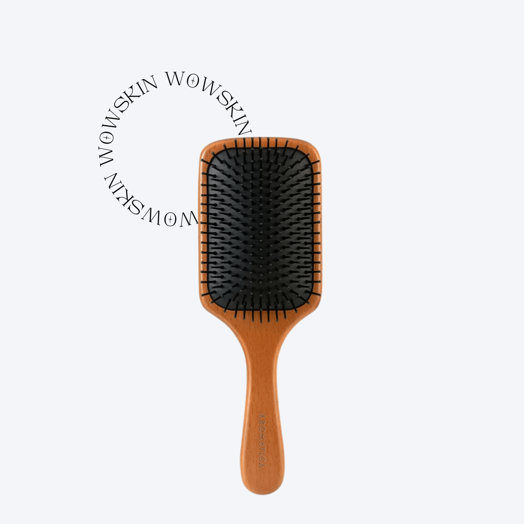 Aromatica Wooden Scalp Brush M stimulează circulația scalpului și ajută la reducerea căderii părului. Perie naturală din lemn pentru un masaj eficient.