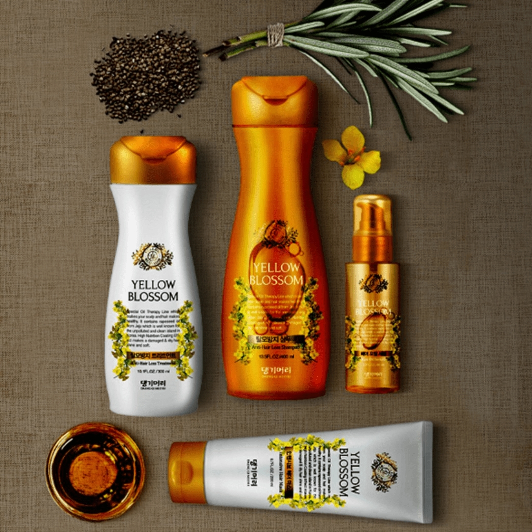  Șamponul Yellow Blossom Anti-Hair Loss de la Daeng Gi Meo Ri, prezentat într-un ambalaj atractiv de 400 ml, este o alegere excelentă pentru cei care se confruntă cu căderea părului. Cu o formulă inovatoare ce include ulei de semințe de rapiță, renumit pentru beneficiile sale nutritive, acest șampon nu numai că curăță eficient, dar oferă și un tratament împotriva căderii părului. Ingredientele selectate cu grijă ajută la revitalizarea și fortificarea rădăcinii părului,