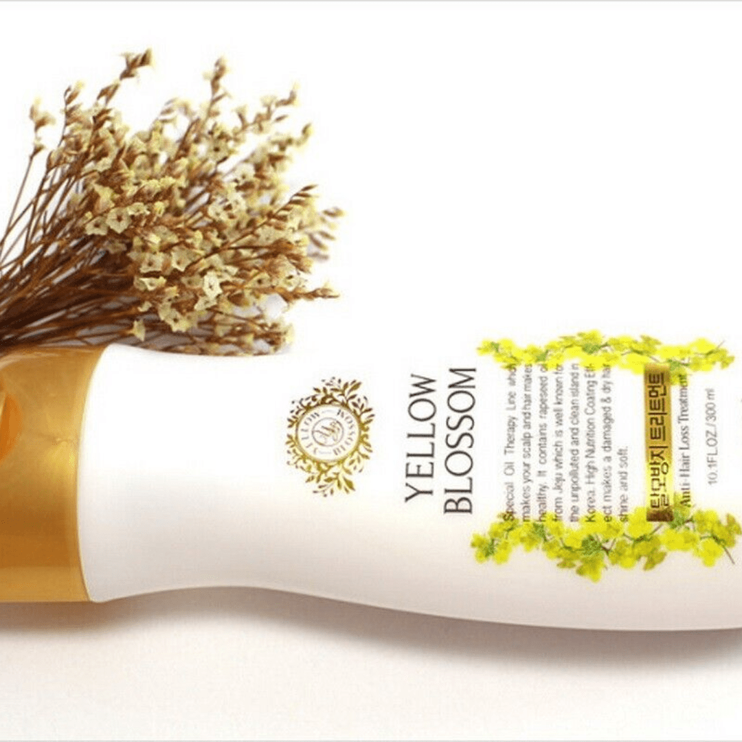  Tratamentul Yellow Blossom Hair Loss Care de la Daeng Gi Meo Ri, în prezentare de 300 ml, este dedicat revitalizării părului slăbit și predispus la cădere. Acest tratament intensiv este îmbogățit cu ingrediente hrănitoare precum uleiul terapeutic care stimulează scalpul și ajută la regenerarea părului. Rețeta sa specială cu Codonopsis Lanceolata, o plantă recunoscută în Coreea pentru proprietățile sale de întărire, împreună cu alte extracte botanice, contribuie la o îngrijire holistica a părului