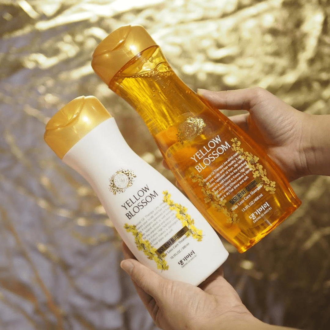  Tratamentul Yellow Blossom Hair Loss Care de la Daeng Gi Meo Ri, în prezentare de 300 ml, este dedicat revitalizării părului slăbit și predispus la cădere. Acest tratament intensiv este îmbogățit cu ingrediente hrănitoare precum uleiul terapeutic care stimulează scalpul și ajută la regenerarea părului. Rețeta sa specială cu Codonopsis Lanceolata, o plantă recunoscută în Coreea pentru proprietățile sale de întărire, împreună cu alte extracte botanice, contribuie la o îngrijire holistica a părului