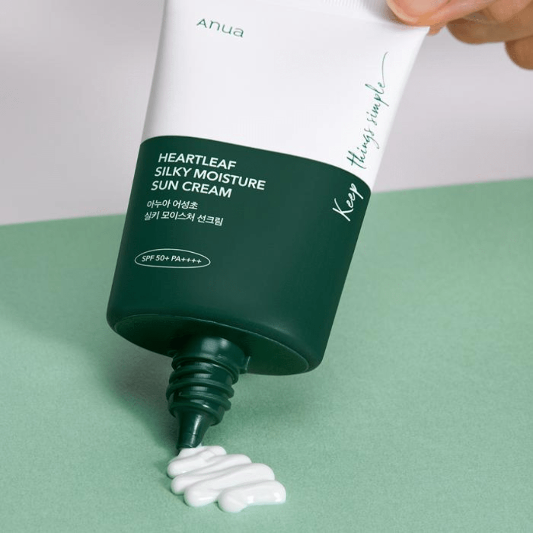Cu extract calmant de Heartleaf, această cremă solară coreeană protejează împotriva razelor UVA/UVB. Textura lejeră, mătăsoasă o face ideală pentru utilizare zilnică.