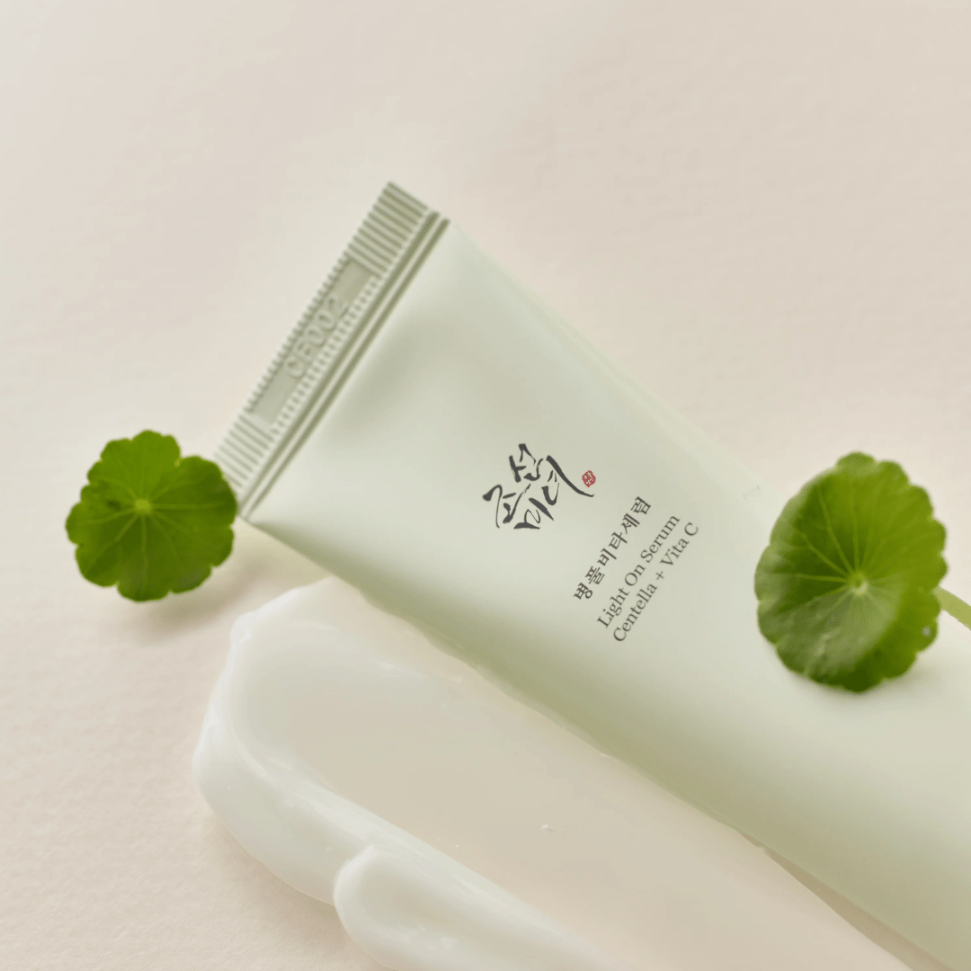  Iluminează-ți tenul cu Light On Serum Centella + Vita C de la Beauty of Joseon. Infuzat cu esențe naturale de centella asiatica și vitamina C, acest ser ușor este formulat pentru a îmbunătăți claritatea și strălucirea pielii. Cu proprietăți calmante și iluminatoare, serul tău zilnic devine un aliat de încredere împotriva semnelor de oboseală și pentru combaterea efectelor stresului oxidativ. Alege un ser inspirat din secretele de frumusețe ale Joseon, pentru un ten care iradiază sănătate și vitalitate