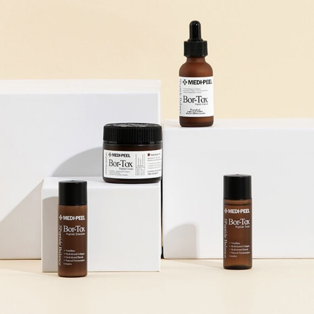 Revitalizați-vă rutina de îngrijire a pielii cu MEDPEEL Bor-Tox 5 Peptide Multi Care Kit, un tratament profesional conceput pentru a combate ridurile și pielea lăsată. Acest kit complet include un toner, o esență, o fiolă și o cremă, toate îmbogățite cu complexul inovator Bor-Tox pentru o îngrijire intensivă de fermitate.Perfectă pentru cei care doresc să obțină un ten mai neted și mai tânăr, formula 5 Peptide Balance susține vitalitatea și hidratarea pielii