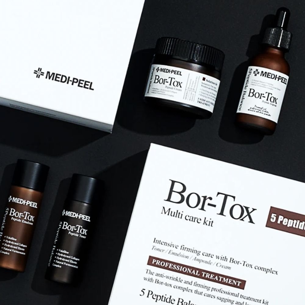 Revitalizați-vă rutina de îngrijire a pielii cu MEDPEEL Bor-Tox 5 Peptide Multi Care Kit, un tratament profesional conceput pentru a combate ridurile și pielea lăsată. Acest kit complet include un toner, o esență, o fiolă și o cremă, toate îmbogățite cu complexul inovator Bor-Tox pentru o îngrijire intensivă de fermitate.Perfectă pentru cei care doresc să obțină un ten mai neted și mai tânăr, formula 5 Peptide Balance susține vitalitatea și hidratarea pielii