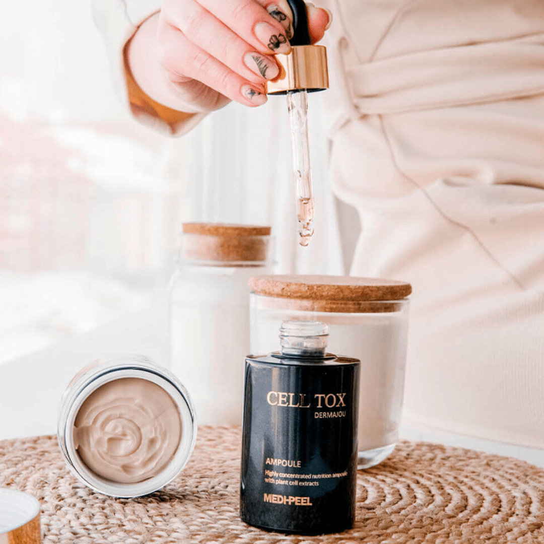 Infuzează-ți pielea cu esența vitalității cu ajutorul CELL TOXING DERMAJOURS AMPOULE de la MEDPEEL. Această fiolă de nutriție cu concentrație ridicată, cu extracte de celule vegetale, este un elixir puternic conceput pentru a vă hrăni și întineri pielea în profunzime. Prezentată într-o sticlă elegantă, neagră mată, cu accente aurii, este un simbol al rafinamentului în îngrijirea pielii.