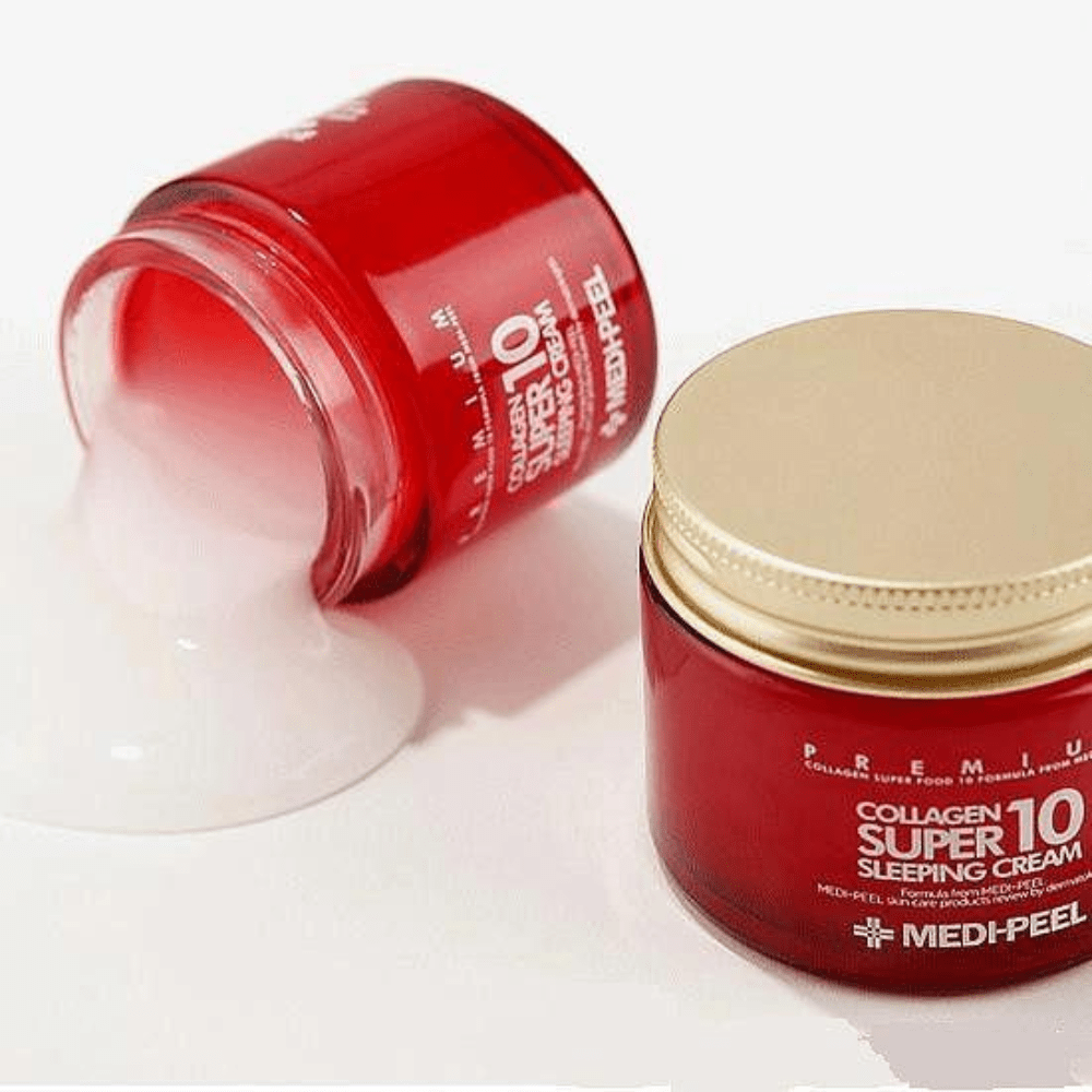Reîncărcați-vă pielea peste noapte cu crema de somn MEDPEEL Collagen Super 10 Sleeping Cream. Această cremă de noapte luxoasă, pe un fundal albastru intens, înstelat, este formulată cu o formulă de colagen superalimentară pentru a vă revitaliza tenul în timp ce dormiți. Borcanul bogat, roșu cu accente aurii semnifică o îngrijire premium pentru pielea îmbătrânită, promițând să reducă aspectul liniilor fine și al ridurilor pentru o strălucire întinerită dimineața.