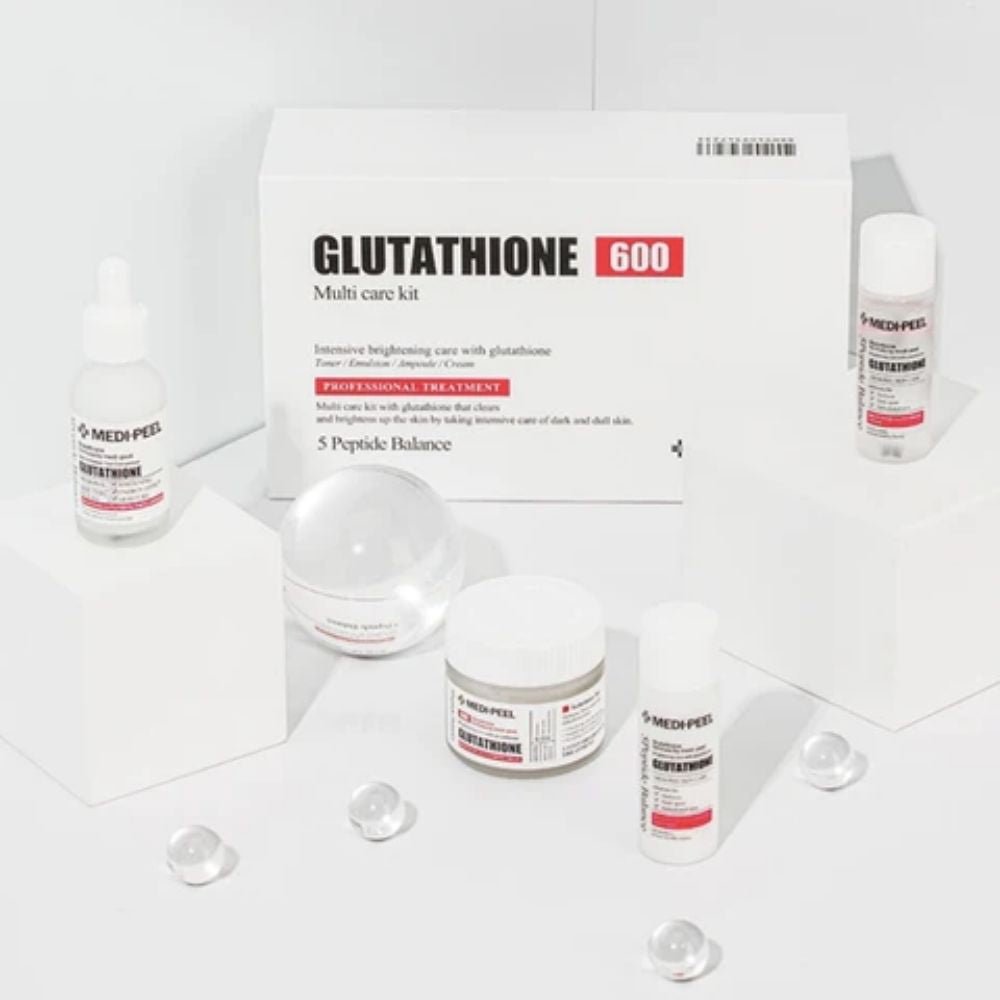 Luminați-vă tenul cu MEDIPEEL GLUTATHIONE 600 Multi Care Kit. Acest sistem de iluminare all-in-one include un toner, o emulsie, o fiolă și o cremă, toate formulate cu puterea glutationului pentru îngrijirea intensivă a tenului închis și tern. Este tratamentul profesional perfect la domiciliu, valorificând echilibrul celor 5 peptide pentru o piele vizibil mai clară și mai luminoasă