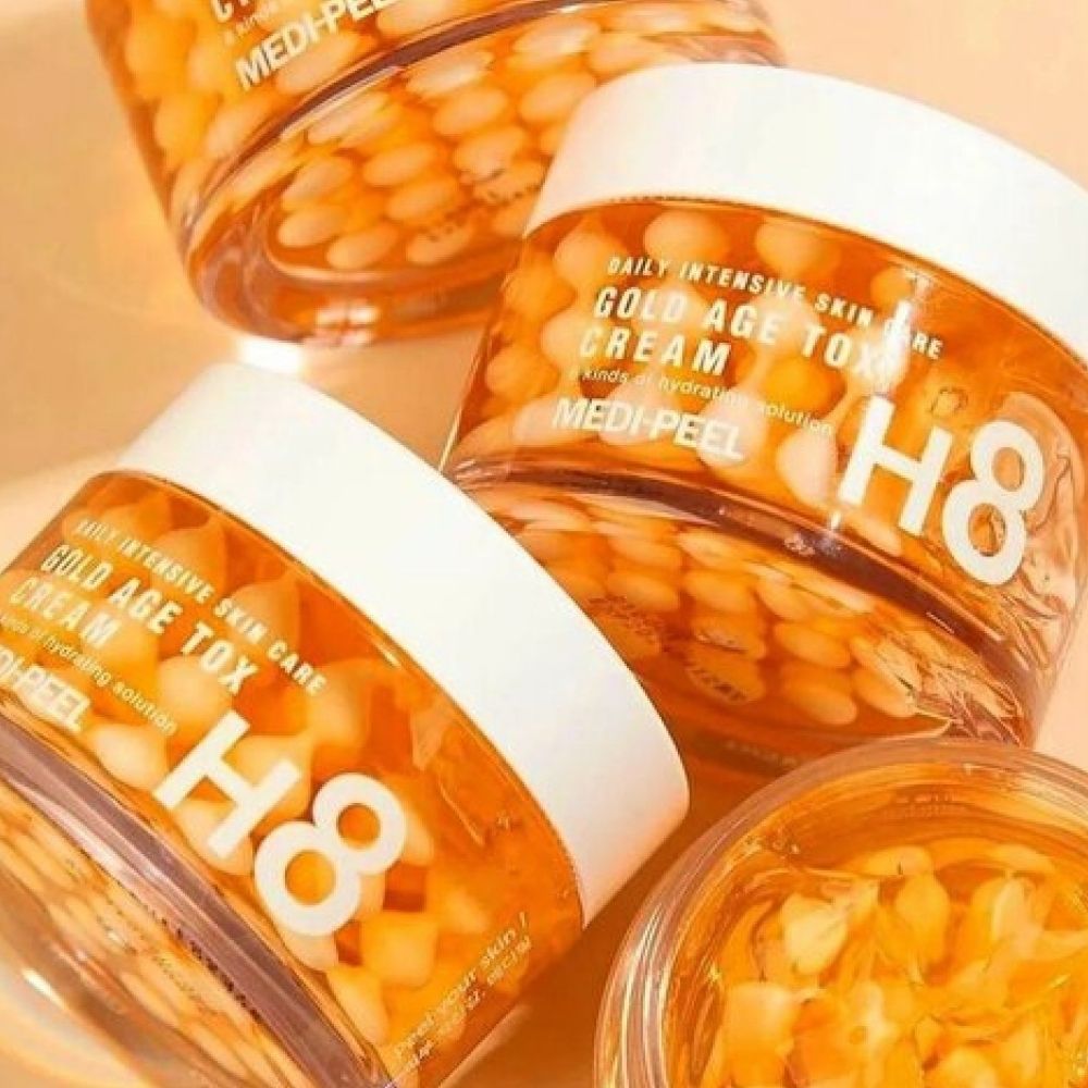 Cufundați-vă în opulența cremei GOLD AGE TOX H8 de la MEDIPEEL, o soluție zilnică de îngrijire intensivă a pielii. Plină de 8 tipuri de elemente hidratante, această cremă se mândrește cu o formulă unică care hrănește și revitalizează pielea în profunzime. Închisă într-un borcan transparent cu capsule infuzate cu aur, este o notă de lux pentru rutina zilnică, concepută pentru a lăsa pielea suplă și întinerită